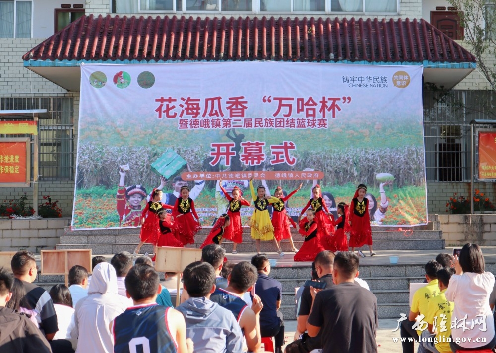 镇中心小学表演《天仙倩影》舞蹈节目 镇中心小学表演《天仙倩影》舞蹈节目