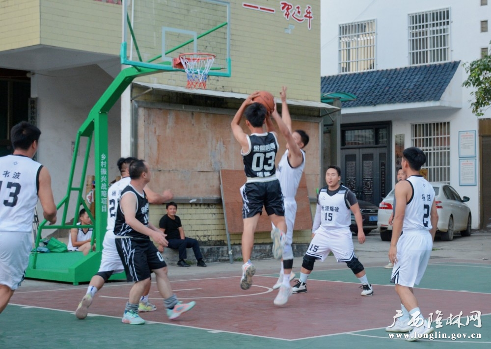 球员在赛场上全力拼搏 球员在赛场上全力拼搏