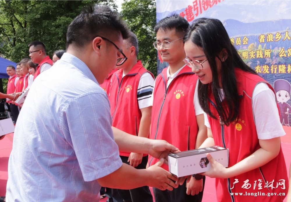 向驻村队员赠送纪念品 （王乙娟  摄）
