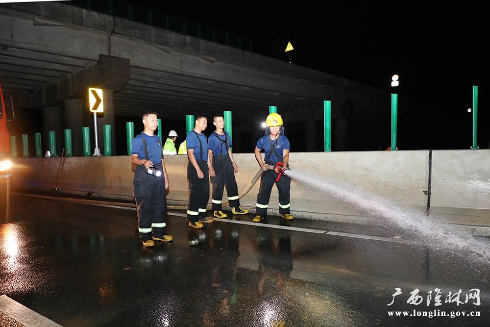 冲洗路面