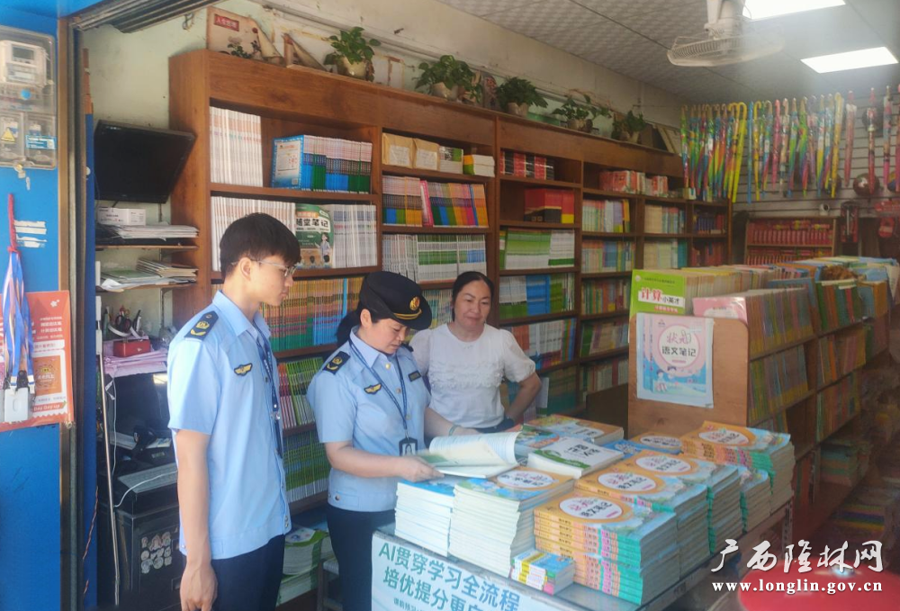 图为执法人员开展秋季开学季校园周边文化市场“扫黄打非”行动现场检查