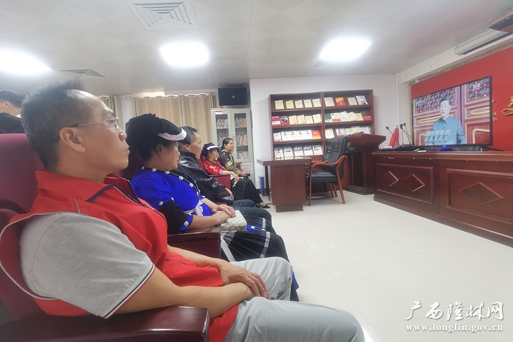 鹤城新区组织干部群众观看直播活动