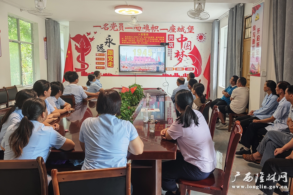 中心校教师集中观看阅兵式1