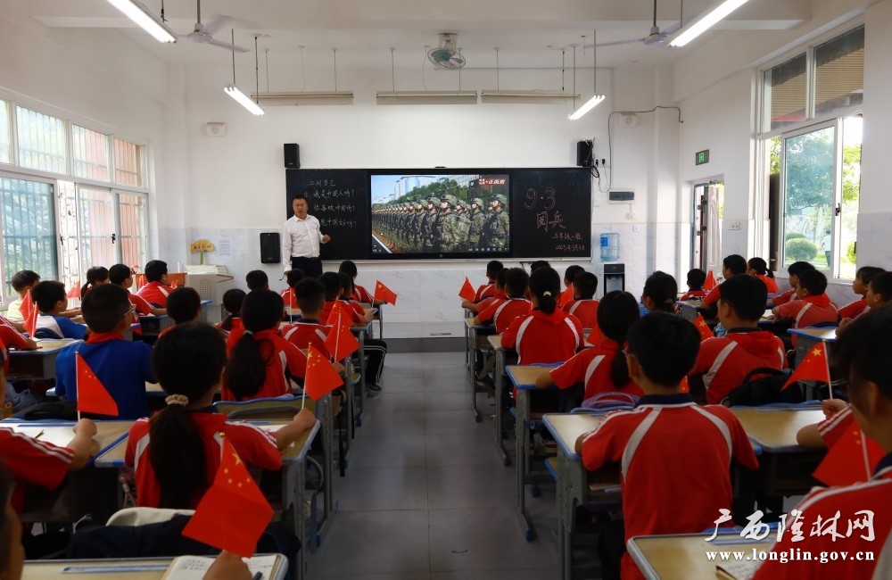 学生在教室观看直播现场
