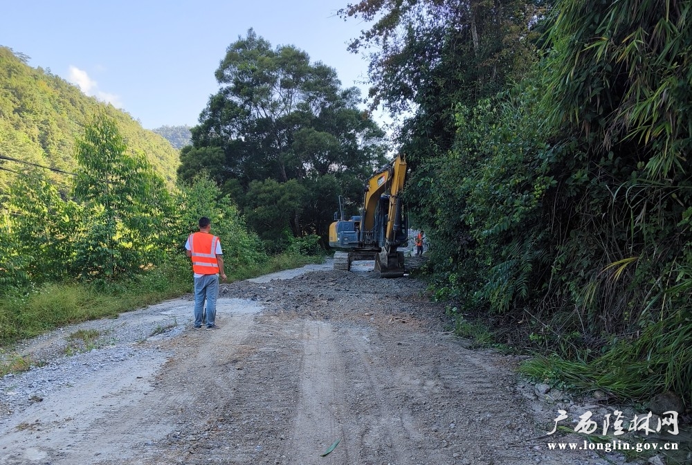 挖掘机进行路基平整作业