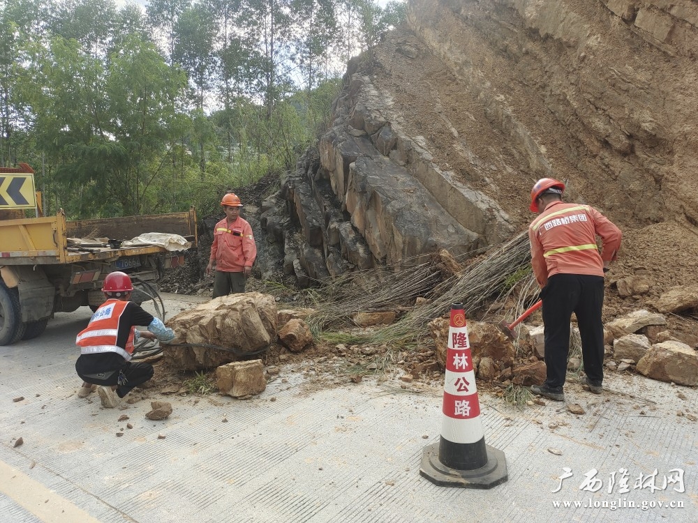 养护人员正在清理边坡滑塌的泥土、树枝等杂物,让道路畅通。周龙英摄 养护人员正在清理边坡滑塌的泥土、树枝等杂物,让道路畅通。周龙英摄