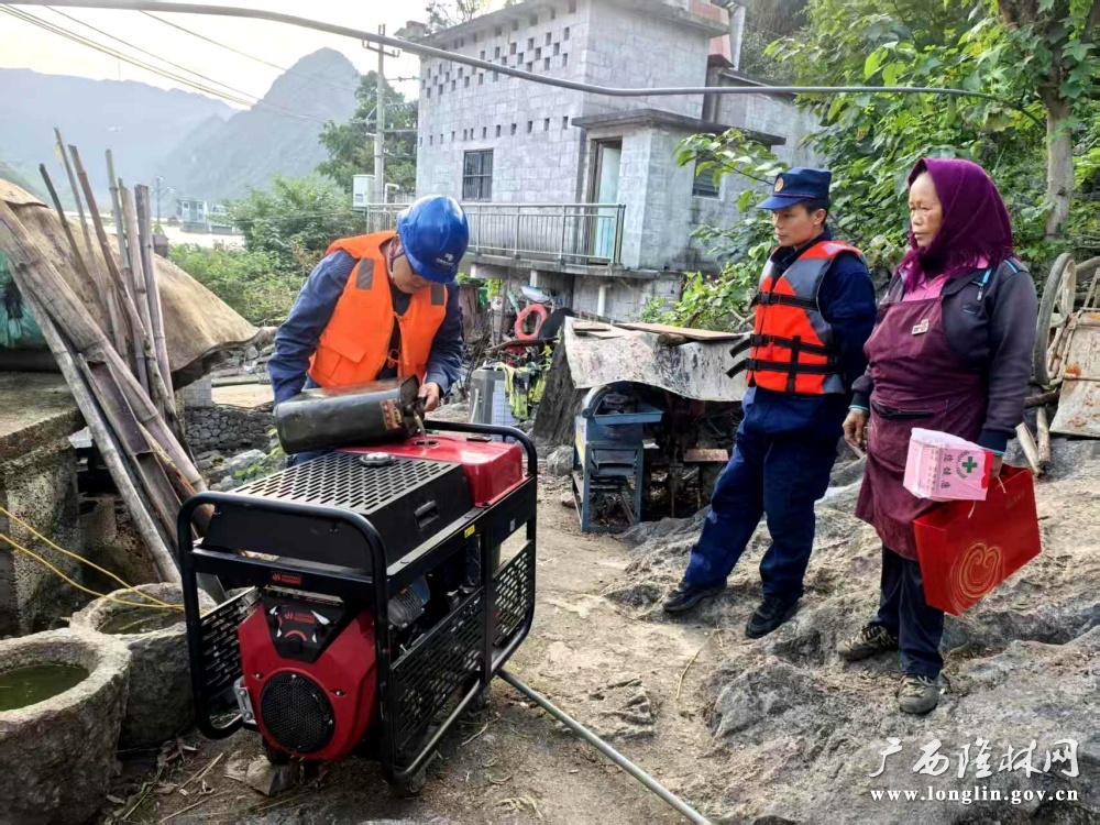 近日，受台风影响，隆林各族自治县克长乡东王坝子水位持续上涨，百色隆林供电局对台区进行紧急措施，改用发电机对居民进行临时供电。该图为供电服务人员对发电机送油发电。