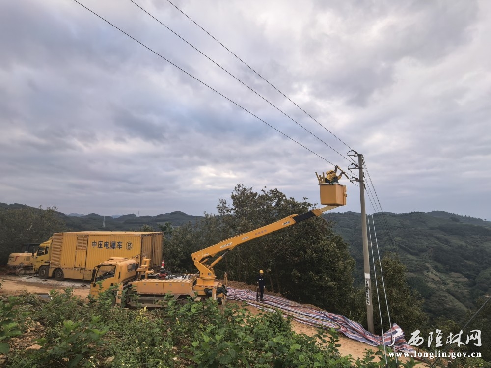 为配合电网工程线路跨越架设导线,对受跨越的10千伏配网线路进行停电。停电后,对线路台区进行发电机送电,保障居民群众用电安全。该图为对线路进行接入发电车。 为配合电网工程线路跨越架设导线,对受跨越的10千伏配网线路进行停电。停电后,对线路台区进行发电机送电,保障居民群众用电安全。该图为对线路进行接入发电车。