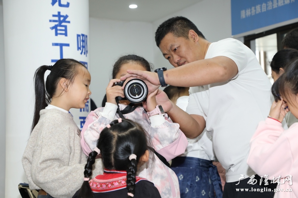 小记者体验使用照相机 小记者体验使用照相机