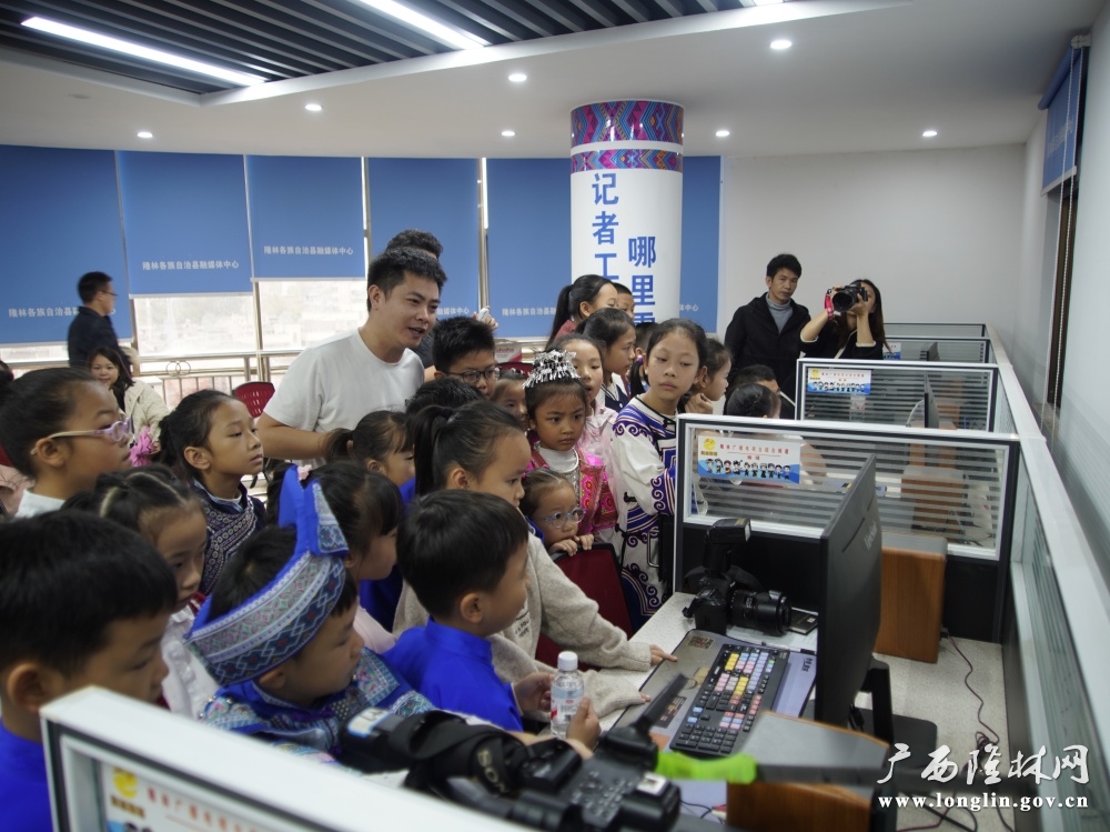 小记者排队体验操作非编机 小记者排队体验操作非编机