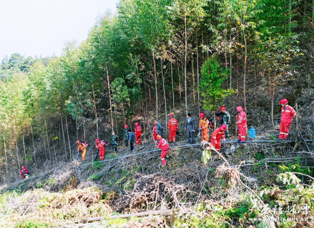 半专业消防员开火路。岑启貌 摄 半专业消防员开火路。岑启貌 摄