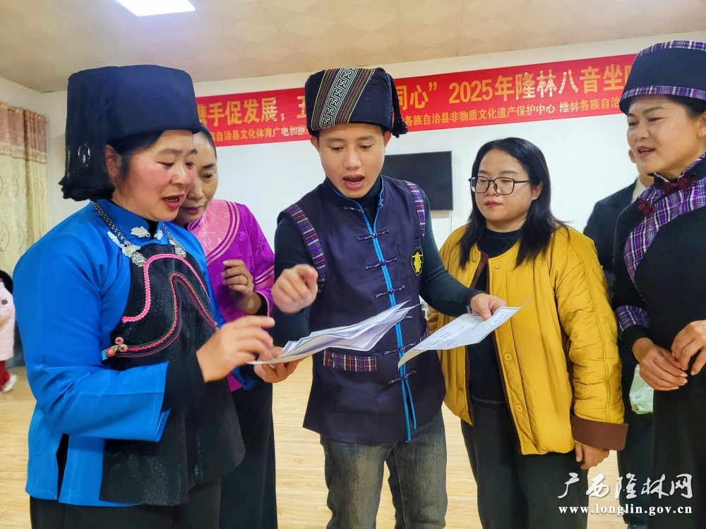 韦超（左三）与学员探讨曲谱