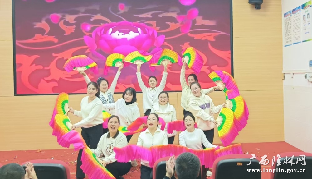 图为语文组的舞蹈《越来越好》