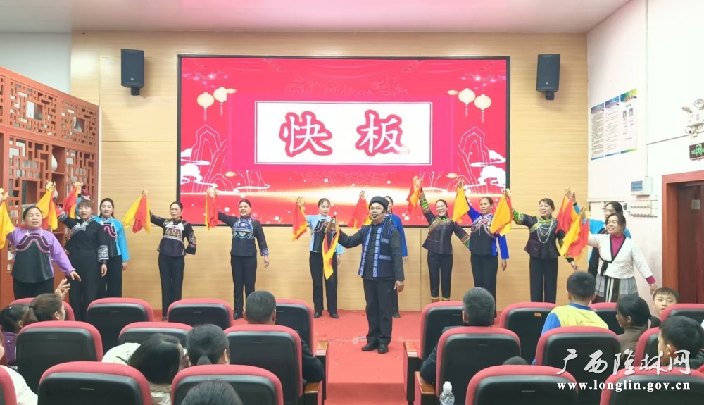 图为后勤组的快板《庆祝元旦 业绩隆》