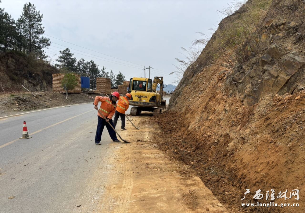 采用“机械为主、人工为辅”模式疏通边沟。刘勤摄