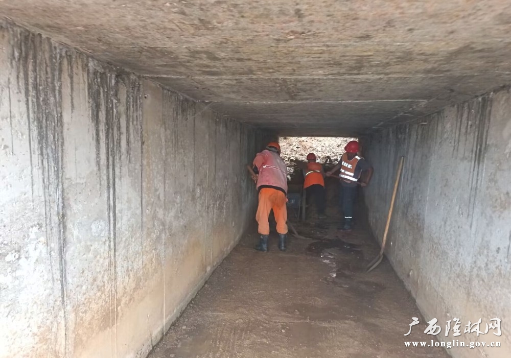 养护人员清理函洞。周龙英摄