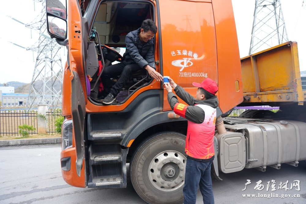 为司乘人员递上热姜茶。周龙英摄