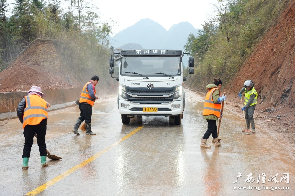 通车前对路面进行清洗清扫。周龙英摄 (3)