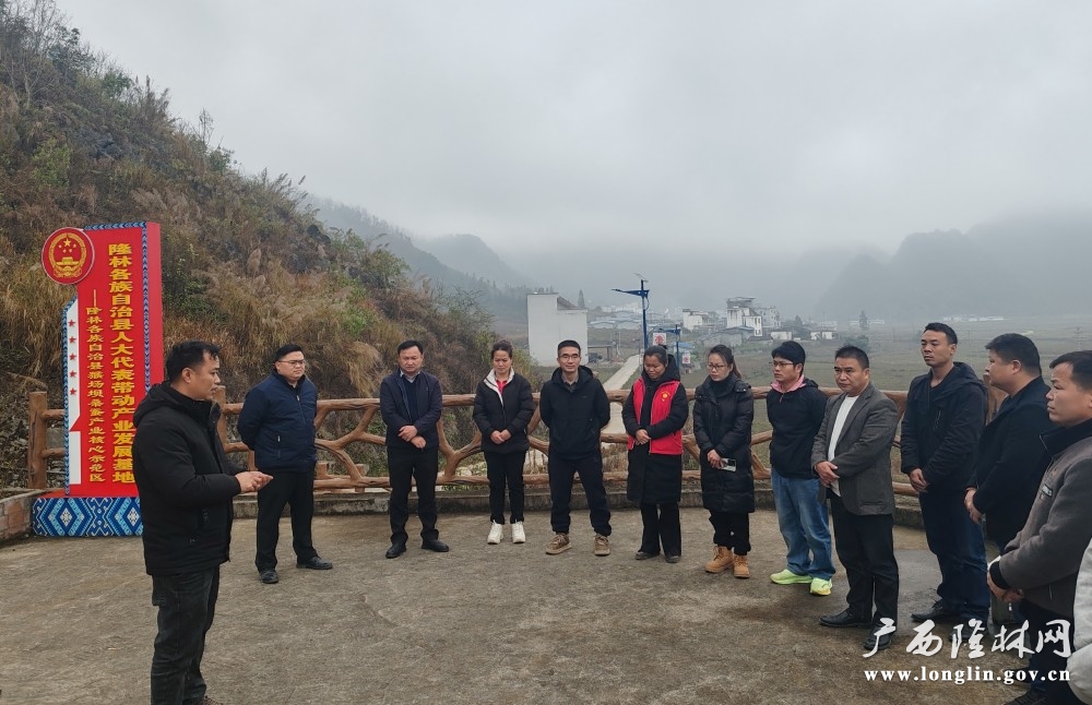 在示范基地猴场村支书分享种桑养蚕产业发展经验