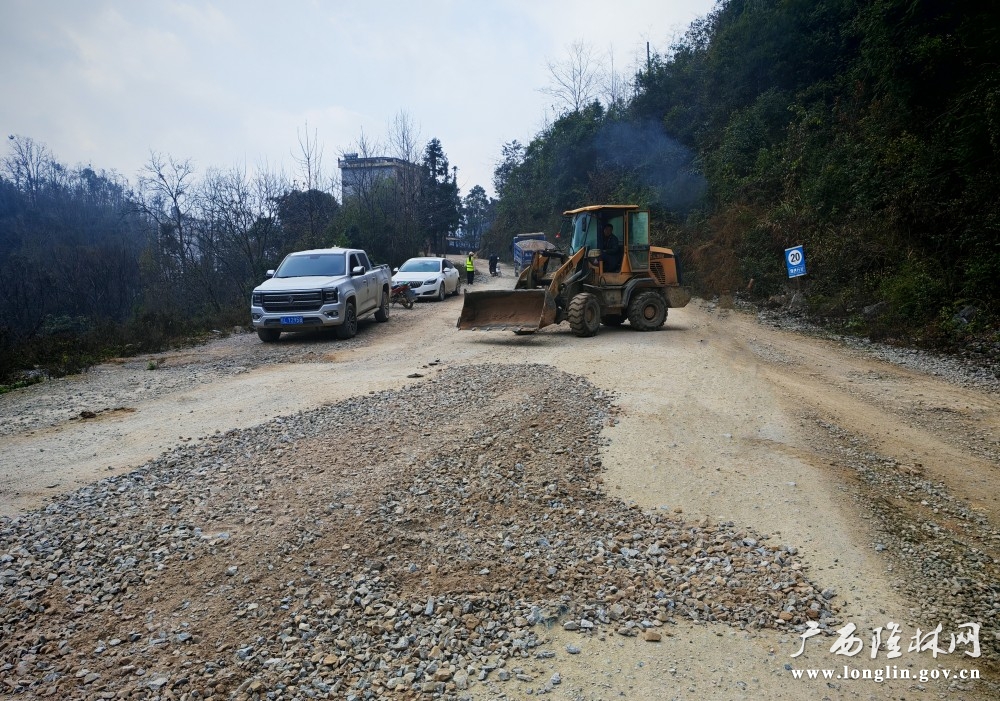 爱心人士及企业在填补路面