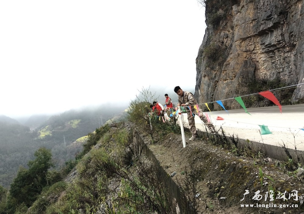 执法组对危险道路设置警戒线 (4)