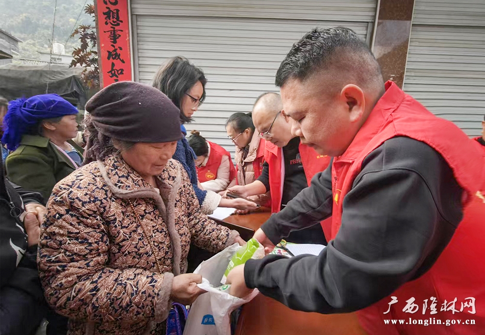 志愿者发放玉米种子