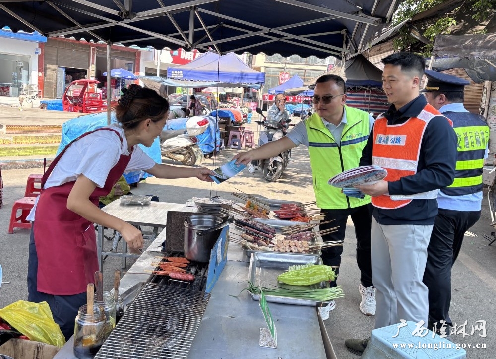 工作人员正在向群众发放宣 传资料（伍江华摄）