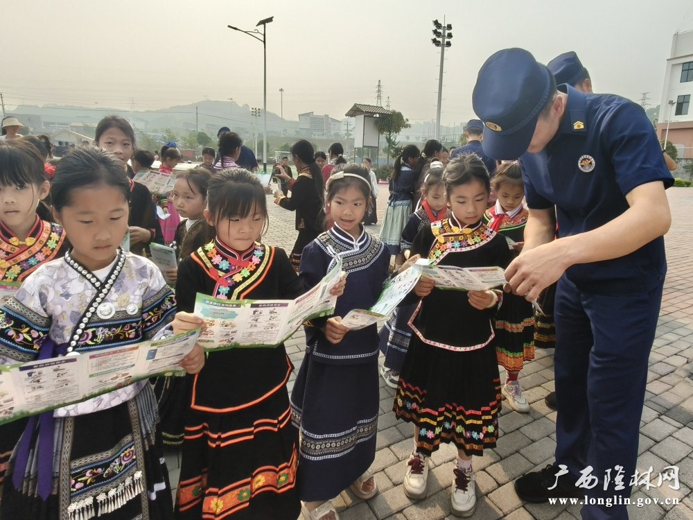 自治县消防大队发放消防知识宣传册现场